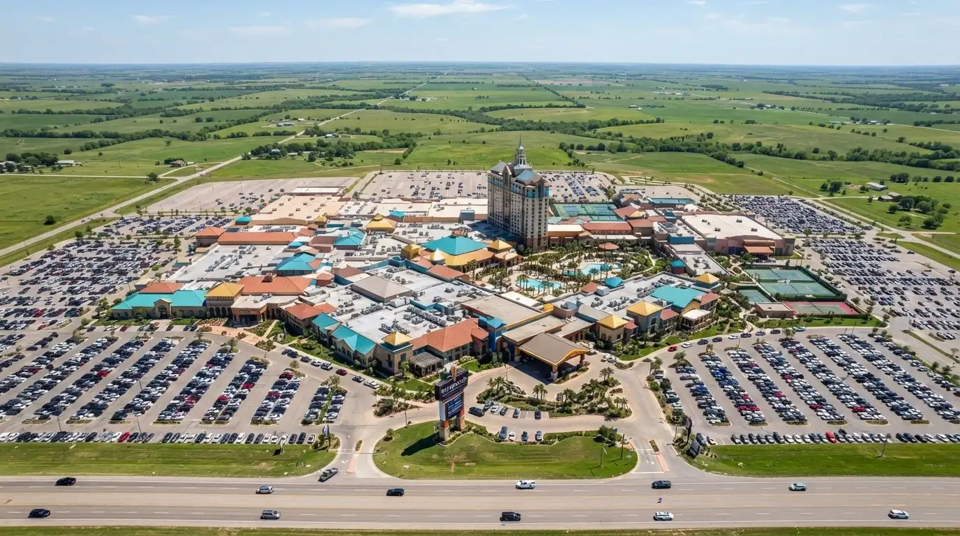 Vue aérienne du WinStar World Casino en Oklahoma, l'immense complexe de toits colorés s'étendant à perte de vue dans la plaine américaine